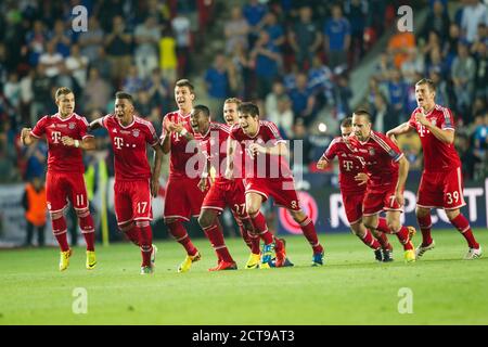 Anteprima della finale UEFA Super Cup FC Bayern Monaco-FC Siviglia il 24 settembre 2020 a Budapest. Archivio foto: Giubilo bayern dopo la fine del gioco e la vittoria sulle sanzioni, (da sinistra) Xherdan SHAQIRI, Jerome BOATENG, Mario MANDZUKIC, David ALABA, Mario GOETZE (GâA TZE), Javi (Javier) MARTINEZ, Philipp LAHM, Franck RIBERY e toni KROOS. Calcio, FC Bayern Monaco - Chelsea FC 5: 4 IE, finale UEFA Supercup, Stagione 2013/2014, il 08/30/2013 a Praga/EDEARENA/Repubblica Ceca. Â | utilizzo in tutto il mondo Foto Stock