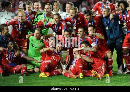 Budapest. 24 Settembre 2020. Anteprima della finale UEFA Super Cup FC Bayern Monaco-FC Siviglia il 24 settembre 2020 a Budapest. Foto d'archivio: Squadra, giocatore, squadra, cerimonia di premiazione, tabellone del vincitore, foto della squadra, foto della squadra con trofeo, coppa, trofeo, giubilazione finale, vincitore, vincitore, giubilazione, gioia, entusiasmo, azione. Calcio UEFA Super Cup Final/FC Bayern Munich -Chelsea FC 5-4 NE stagione 2013/14, Eden Arena a Praga il 08/30/2013. Â | utilizzo in tutto il mondo Credit: dpa/Alamy Live News Foto Stock