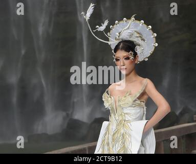 Chongqing, Cina. 21 Settembre 2020. La cerimonia di chiusura della sfilata internazionale di moda di Chongqing 2020 si è tenuta sotto una maestosa cascata a Chongqing, Cina, il 21 settembre 2020.(Photo by TPG/cnsphotos) Credit: TopPhoto/Alamy Live News Foto Stock