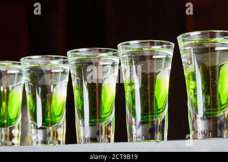 Sul bancone del bar sono state scattate diverse bevande alcoliche di colore bianco-verde Foto Stock