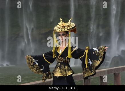 Chongqing, Cina. 21 Settembre 2020. La cerimonia di chiusura della sfilata internazionale di moda di Chongqing 2020 si è tenuta sotto una maestosa cascata a Chongqing, Cina, il 21 settembre 2020.(Photo by TPG/cnsphotos) Credit: TopPhoto/Alamy Live News Foto Stock