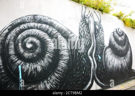 LAGOS, PORTOGALLO - 3 MAGGIO 2015: Due lumache innamorate dell'artista dei graffiti ROA. ROA è noto per le sue enormi opere di graffiti animali in bianco e nero Foto Stock