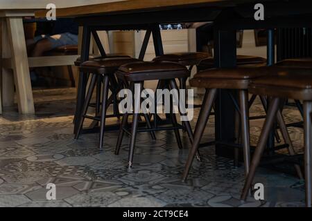 Tavolo e sedie in legno nel ristorante o nella caffetteria. Concetto aziendale. Messa a fuoco selettiva Foto Stock