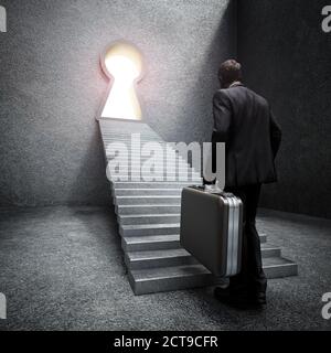 Uomo d'affari in piedi di fronte alle scale che conducono alla luminosa keyhole. Illustrazione 3D. Foto Stock