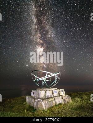 Capo di St Aldhelm, Worth Matraws, Dorset, Regno Unito. 21 settembre 2020. Regno Unito Meteo. La Via Lattea brilla nel cielo stellato sopra il radar Memorial di St Aldhelm’s Head, vicino a Worth Matravers, nel Dorset. Picture Credit: Graham Hunt/Alamy Live News Foto Stock