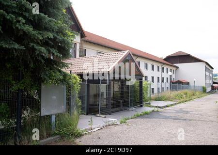 Freital, Germania. 21 luglio 2020. Di fronte all'ex Leonardo Hotel si trova una recinzione, che in seguito è stata utilizzata come alloggio per l'asilo. Nell'estate del 2015 sono scoppiate manifestazioni e rivolte contro l'asilo nell'ex hotel di Freital a causa della struttura iniziale di accoglienza. Credit: Sebastian Kahnert/dpa-Zentralbild/ZB/dpa/Alamy Live News Foto Stock