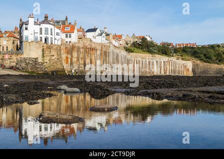 Riflessioni di Robins Hood Bay nelle piscine rocciose a bassa marea visto nel settembre 2020. Foto Stock