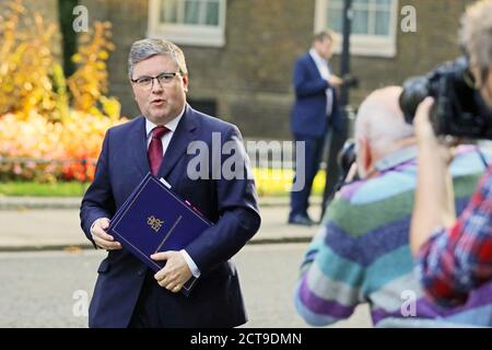 Il segretario alla giustizia Robert Buckland arriva a Downing Street, Londra, prima di una riunione del gabinetto presso il Foreign and Commonwealth Office. Foto Stock