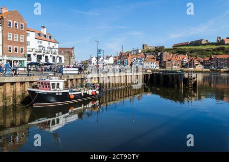 Barche da pesca nel porto di Whitby che si riflette in acqua nel settembre 2020. Foto Stock