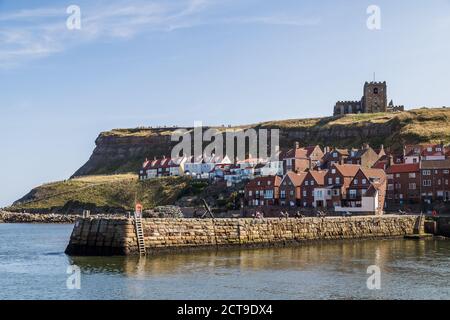 I turisti e i granchi occupano il molo del porto di Whitby, North Yorkshire, raffigurato nel settembre 2020. Foto Stock