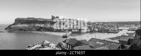 Panorama monocromo multivisione dell'Abbazia e della scogliera Est di Whitby sulla costa dello Yorkshire del Nord catturato nel settembre 2020. Foto Stock