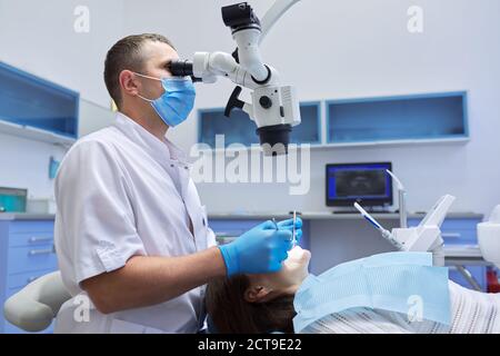 Medicina di odontoiatria di sanità, dentista di medico maschile che tratta i denti Foto Stock