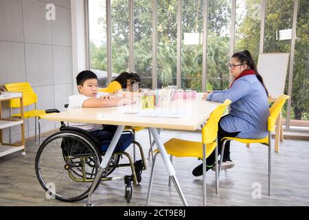 Banco scuola speciale per bambini disabili, attrezzature moderne Foto stock  - Alamy