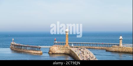 Panorama a immagini multiple dei turisti sul molo ovest del porto di Whitby un pomeriggio nel settembre 2020. Foto Stock