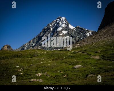 Splendida e incantevole vista sulla montagna più alta dell'Austria, Grossglockner con i suoi ghiacciai coperti di neve. Cielo limpido senza nuvole. Foto Stock
