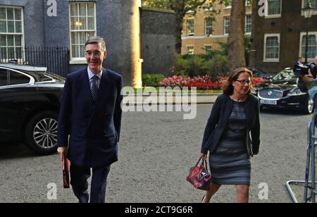 Il leader della Camera dei Comuni Jacob Rees-Mogg e il leader della Camera dei Lord la baronessa Evans of Bowes Park arrivano a Downing Street, Londra, prima di un incontro del Gabinetto presso l'Ufficio degli Affari Esteri e del Commonwealth. Foto Stock