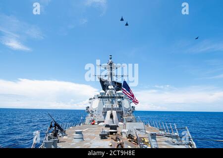 200918-N-XL376-1035 MAR DEI CARAIBI (18 settembre 2020) – i caccia KFIR dell'aeronautica colombiana sorvolano il cacciatorpediniere missilistico guidato della classe Arleigh-Burke USS William P. Lawrence (DDG 110) durante un esercizio congiunto con l'aeronautica colombiana e la dodicesima forza aerea (forze aeree meridionali) mentre conducono un addestramento di interoperabilità della nazione partner 18 settembre 2020. William P. Lawrence è schierato nell'area di responsabilità del comando meridionale degli Stati Uniti per sostenere la missione della Joint Interagency Task Force South, che include la lotta al traffico illecito di droga nei Caraibi e nel Pacifico orientale. (STATI UNITI Navy foto di M Foto Stock