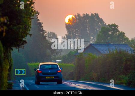 Rufford, Lancashire. Regno Unito Meteo; 22 Settembre 2020. L'inizio della giornata nel Lancashire rurale è una giornata piena di sole. Credito; MediaWorldImages/AlamyLiveNews Foto Stock