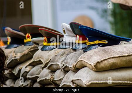 Germania, Berlino, vista della fila di tappi uniforme giacente su sacchi di sabbia al Checkpoint Charlie Foto Stock