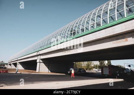 Otopeni, Romania - 21 settembre 2020: Dettagli dalla stazione ferroviaria di recente costruzione presso l'aeroporto internazionale Henri Coanda. Foto Stock