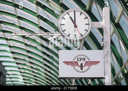 Otopeni, Romania - 21 settembre 2020: Dettagli dalla stazione ferroviaria di recente costruzione presso l'aeroporto internazionale Henri Coanda. Foto Stock