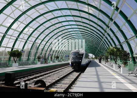 Otopeni, Romania - 21 settembre 2020: Dettagli dalla stazione ferroviaria di recente costruzione presso l'aeroporto internazionale Henri Coanda. Foto Stock