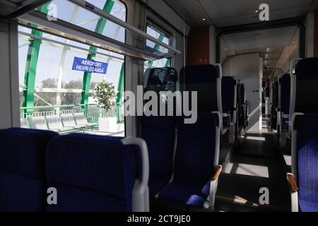 Otopeni, Romania - 21 settembre 2020: Dettagli dalla stazione ferroviaria di recente costruzione presso l'aeroporto internazionale Henri Coanda. Foto Stock