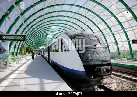 Otopeni, Romania - 21 settembre 2020: Dettagli dalla stazione ferroviaria di recente costruzione presso l'aeroporto internazionale Henri Coanda. Foto Stock