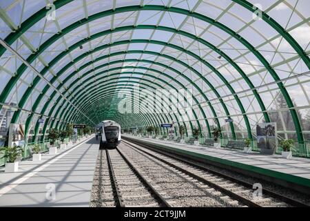 Otopeni, Romania - 21 settembre 2020: Dettagli dalla stazione ferroviaria di recente costruzione presso l'aeroporto internazionale Henri Coanda. Foto Stock