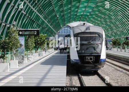 Otopeni, Romania - 21 settembre 2020: Dettagli dalla stazione ferroviaria di recente costruzione presso l'aeroporto internazionale Henri Coanda. Foto Stock