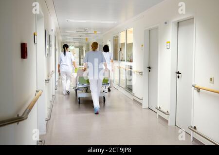 Germania, Freiburg, infermieri spostando letto di ospedale Foto Stock