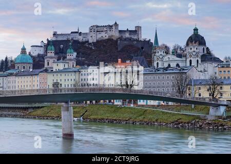 Austria, Stato di Salisburgo, Salisburgo, la fortezza di Hohensalzburg con la città vecchia e le torri della cattedrale di Salisburgo, il fiume Salzach, la chiesa collegiata di destra Foto Stock