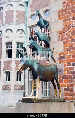 Germania, Brema, statua della città Musicanti di Brema presso il municipio Foto Stock