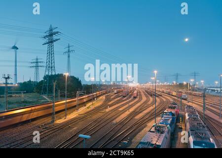 Germania, Amburgo, Commutazione stazione cantiere Altenwerder di notte Foto Stock