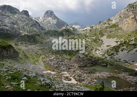 Albania, vista da Pejes Pass Ropojana verso valle e monti Prokletije, Theth, Theth Parco Nazionale Foto Stock