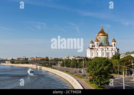 La Russia a Mosca, la Cattedrale di Cristo Salvatore e il fiume Moskva Foto Stock