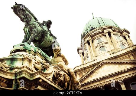 Ungheria, Budapest, Castello di Buda e equeatrian scultura Foto Stock