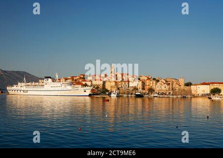 Croazia, Dubrovnik-Neretva, Isola di Korcula Korcula, la città e il porto di sera Foto Stock