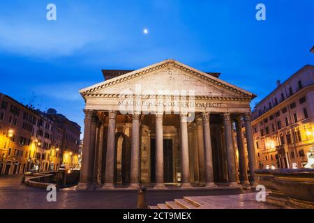 Italia Lazio Roma, Pantheon, Piazza della Rotonda di sera Foto Stock