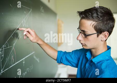 Austria, studente il calcolo a lavagna Foto Stock