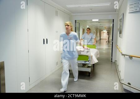 Germania, Freiburg, infermieri spostando letto di ospedale Foto Stock