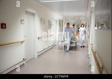 Germania, Freiburg, infermieri spostando letto di ospedale Foto Stock