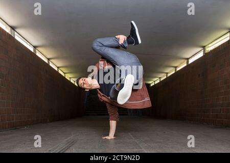Germania, Ritratto di giovane ballerino di rottura nel sottopassaggio Foto Stock