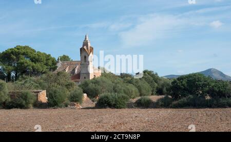 Isole Baleari Spagna, Maiorca, vista di Son Serra de Marina, chiesa Foto Stock