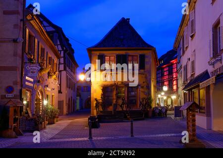 Francia, Alsazia, Ribeauville, Grand Rue di sera Foto Stock