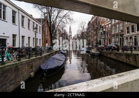 Paesi Bassi, Olanda, Amsterdam, Canal, case e Zuiderkerk in background Foto Stock