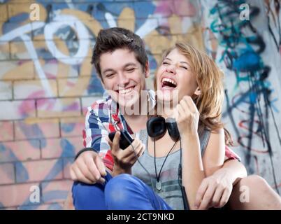 Germania Berlino, giovane adolescente ridere Foto Stock