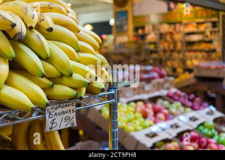 Stati Uniti, California, San Francisco, frutta e verdura con banane da vicino in un negozio Foto Stock