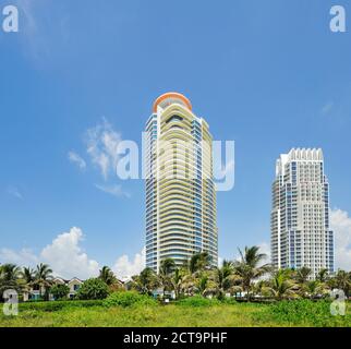 Stati Uniti d'America, Florida, Miami Beach, grattacieli Continuum sulla spiaggia di South Beach Foto Stock