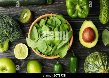 Verdure e frutta verdi su sfondo di legno Foto Stock